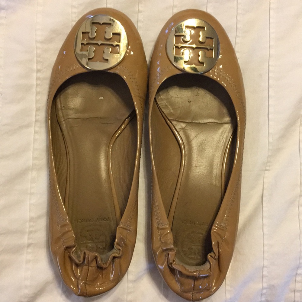 Tory Burch Reva Flats in Tan/Gold